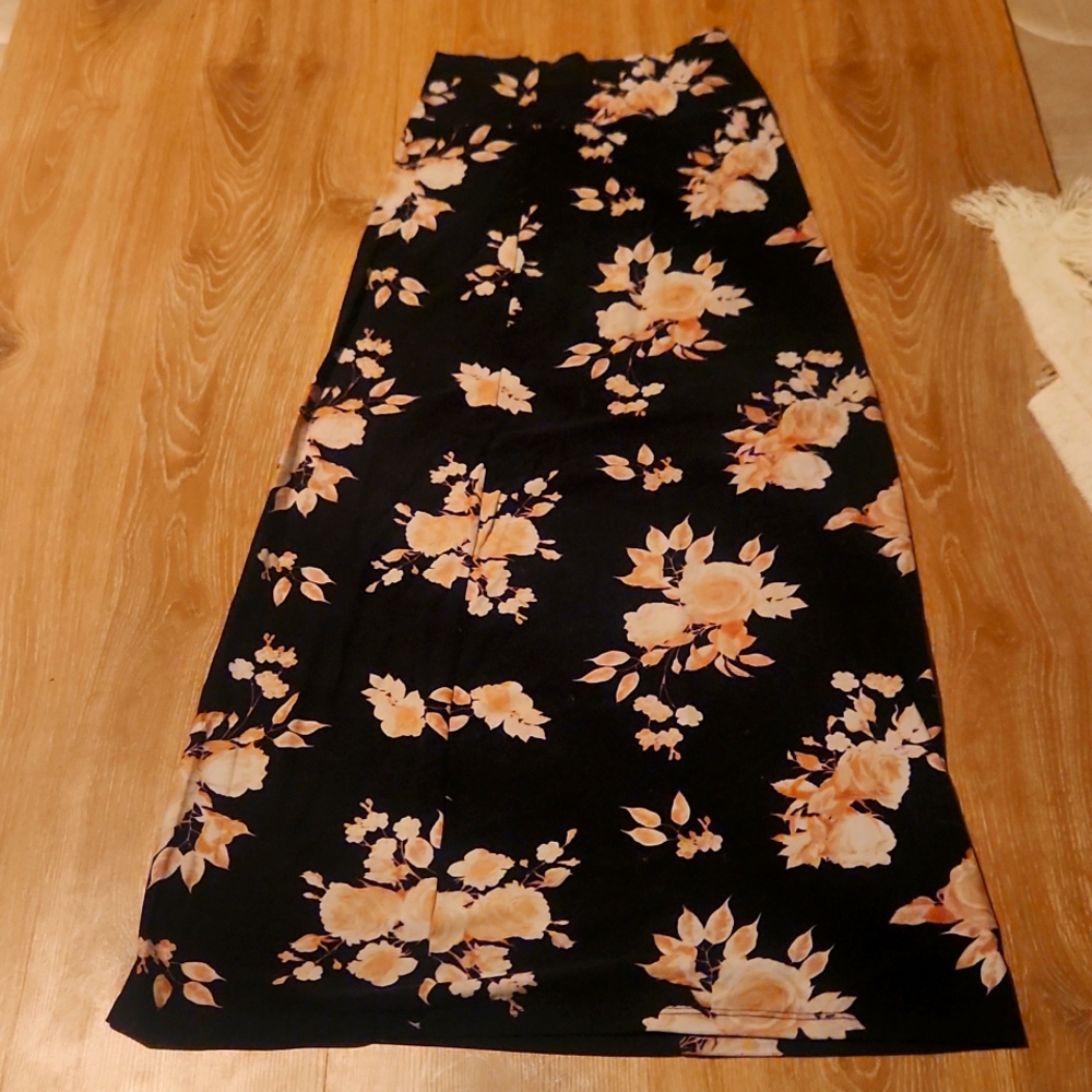Maxi skirt with flower prints